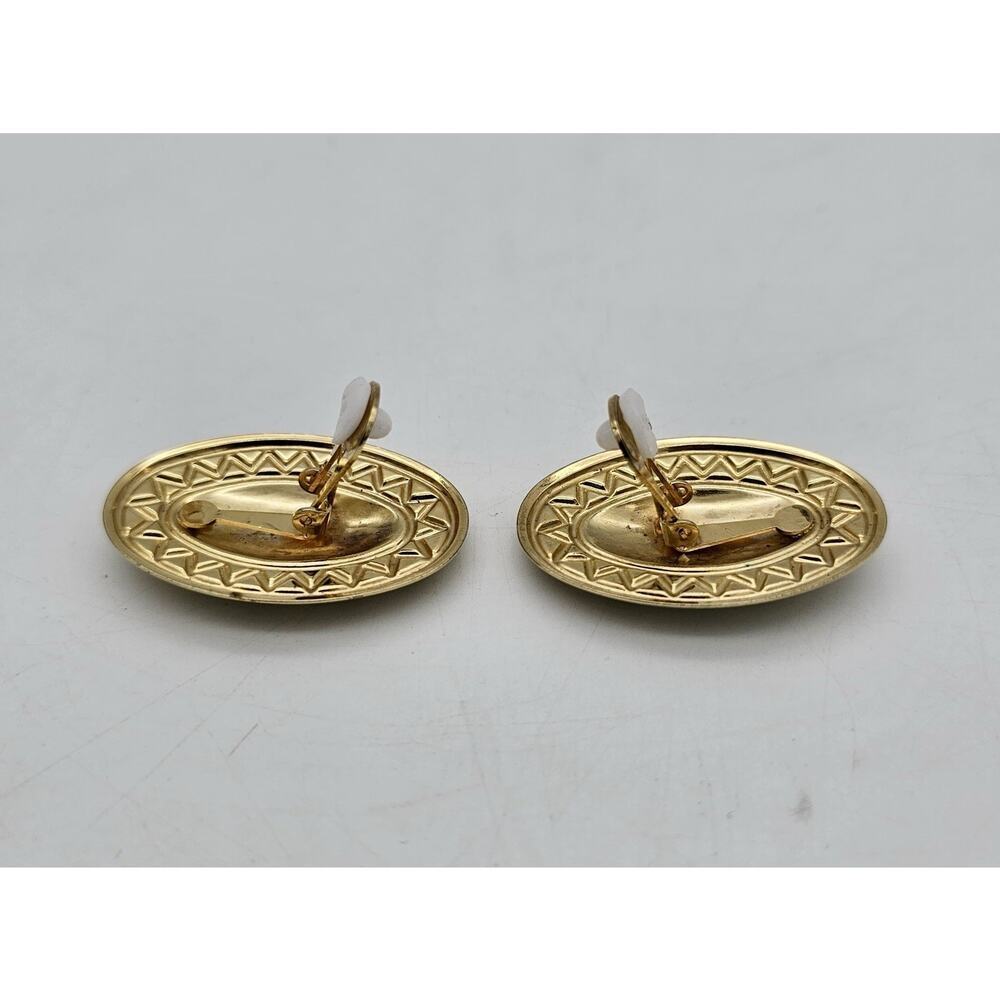 Vintage Green Enameled Inlay Swirl Gold Tone Oval Clip Earrings - Picture 5 of 7